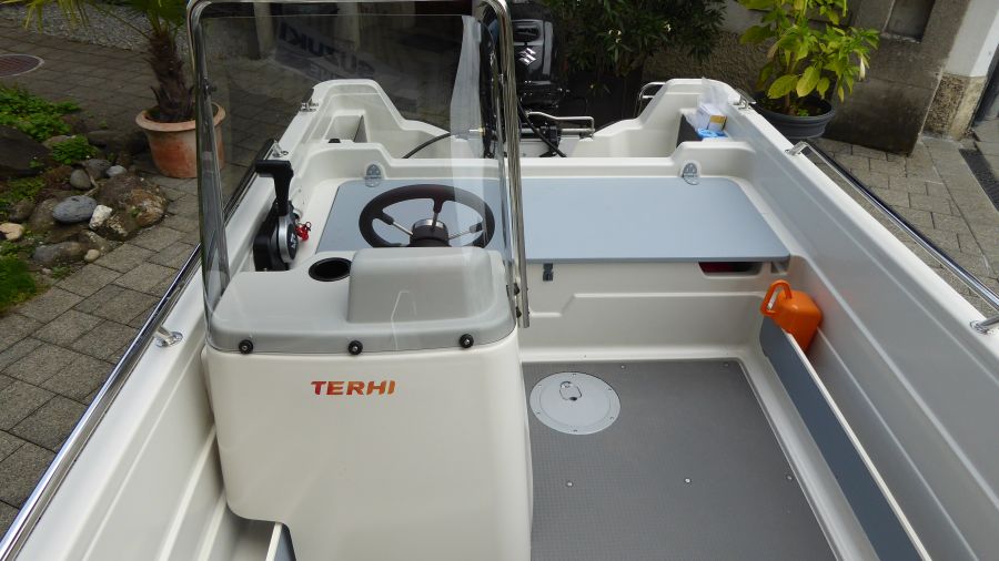 Terhi 450 C Familienboot mit Windschutzscheibe