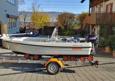 Terhi 450C als Fischerboot bereit mit 30 Ps Suzuki und Minnkota Bugmotor Riptide