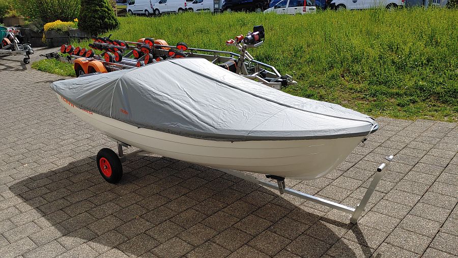 Terhi 385 Ruderboot Originale Persenning auf Handslipwagen